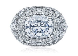 购买订婚戒指完全指南：从戒指类型到尺寸选择的完美攻略